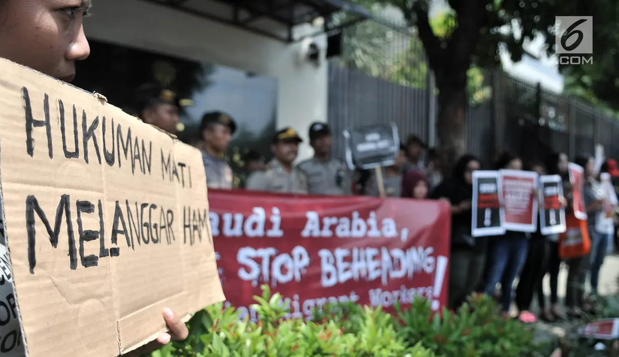 Pengunjuk rasa membawa poster untuk menyuarakan aspirasi di depan Kedutaan Besar Arab Saudi, Jakarta, Selasa (20/3). Aksi unjuk rasa dilakukan terkait hukuman mati terhadap TKI asal Madura, Zaini Misrin. (Merdeka.com/Iqbal S. Nugroho)