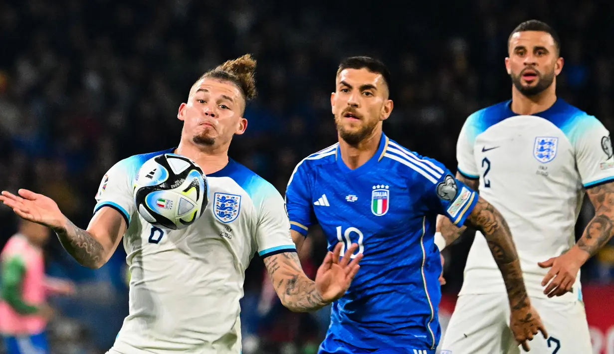 Pemain Timnas Inggris, Kalvin Phillips (kiri) berusaha mengontrol bola saat Kualifikasi Euro 2024 melawan Italia di Stadion Diego Armando Maradona, Napoli, Italia, Jumat (24/03/2023) WIB. The Three Lions sukses meraih kemenangan 2-1. (AFP/Alberto Pizzoli)