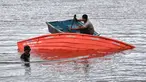 Tim pencari dan penyelamat menemukan sekoci saat mencari korban hilang tenggelamnya korban Kapal Motor Penumpang (KMP) Tunu Pratama Jaya di perairan Selat Bali dekat Jembrana pada Jumat 4 Juli 2025. (SONNY TUMBELAKA/AFP)