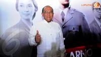 Dengan berlatar belakang poster film Soekarno. Abu Rizal Bakrie tampak berpose mengenakan kemeja putih sambil menunjukkan jempolnya. (Liputan6.com/Herman Zakharia)
