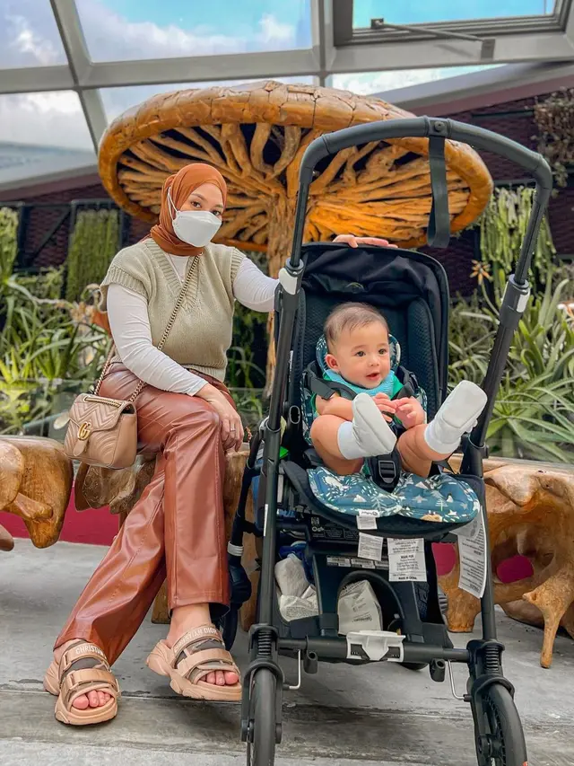 7 Gaya Nathalie Holscher saat Asuh Baby Adzam, Tetap Stylish