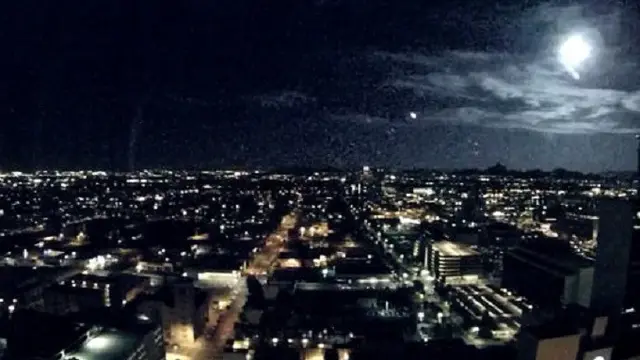 Penampakan bola bercahaya terlihat di langit Phoenix, Arizona, Amerika Serikat. Warga setempat menduga UFO (Twitter@CityofPhoenixAZ)