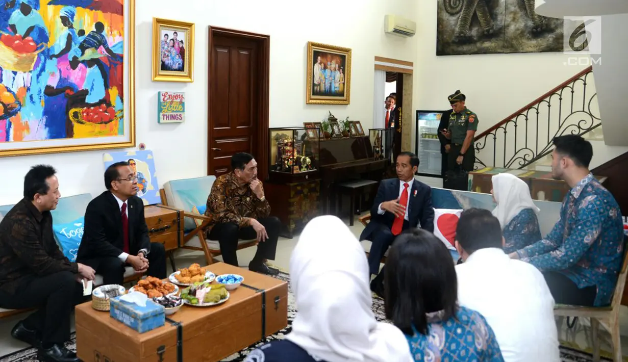 Presiden Joko Widodo berbincang saat bertakziah ke kediaman almarhum Sys NS di Kawasan Kemang, Jakarta (2/2). Pada kesempatan itu, Jokowi bertemu dengan istri Sys, Shanty Widhiyanti, dan anak-anak almarhum. (Liputan6.com/Pool/Biro Pers Setpres)