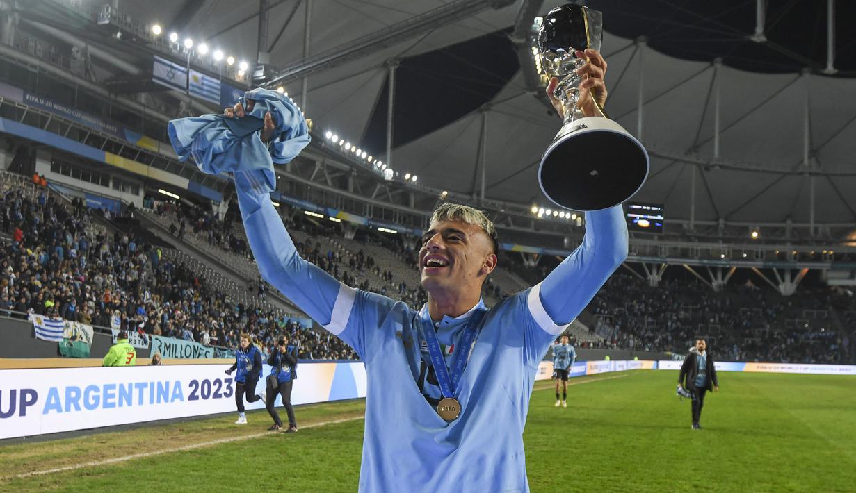 Selebrasi striker Timnas Uruguay U-20, Luciano Rodriguez dengan trofi juara Piala Dunia U-20 2023 setelah mengalahkan Italia 1-0 pada laga final di Unico Diego Armando Maradona Stadium, La Plata, Argentina, Senin (12/6/2023) dini hari WIB. (AP Photo/Gustavo Garello)