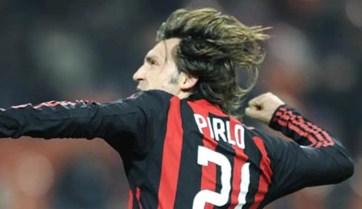 Gelandang AC Milan, Andrea Pirlo merayakan golnya dalam partai Piala UEFA putaran 32 besar antara AC Milan vs Werder Bremen di San Siro, Milan pada 26 Februari 2009. AFP PHOTO/DAMIEN MEYER