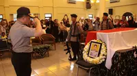 Kapolri Jenderal Tito Karnavian memberi penghormatan terakhir kepada Bripka Marhum (Istimewa)