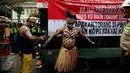 Seorang demonstran mengecat tubuhnya sebelum menggelar unjuk rasa di depan Kementerian Energi dan Sumber Daya Mineral (ESDM) Jakarta, Selasa (7/3). (Liputan6.com/Johan Tallo)