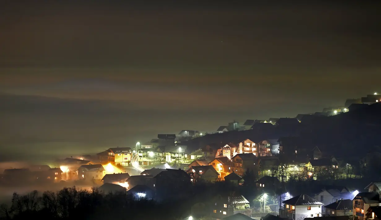 Pemandangan dari sebuah bukit terlihat polusi udara menyelimuti Kota Sarajevo, Bosnia dan Herzegovina, Minggu (27/12). Polusi yang menyelimuti Kota Sarajevo tampak berbentuk gumpalan mirip awan. (REUTERS/Dado Ruvic)