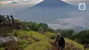 <p>Wisatawan saat melakukan pendakian Gunung Sindoro via Jalur Alang-Alang Sewu, Kertek, Wonosobo, Jawa Tengah, Sabtu (11/9/2021).Wisata pendakian Gunung Sindoro kembali dibuka pasca meredanya kasus Covid-19 di Jawa-Bali yang memasuki PPKM Level 3. (merdeka.com/Iqbal S Nugroho)</p>