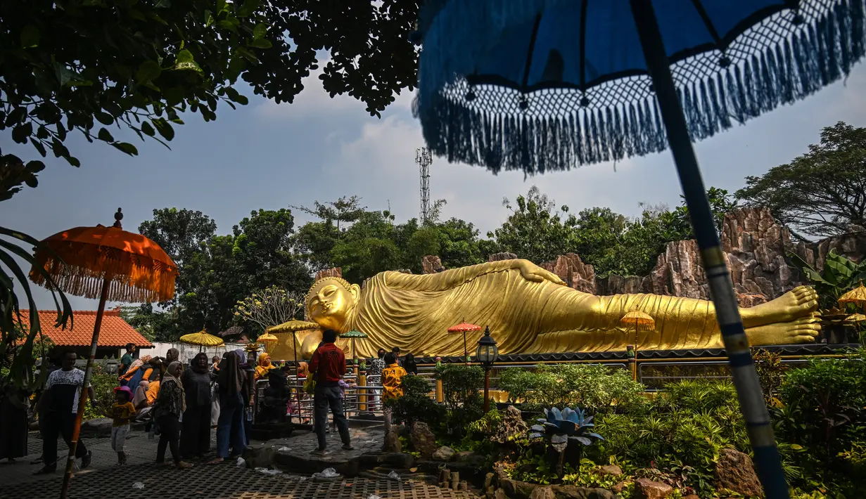 Vihara ini dihiasi dengan payung dan area ibadah juga telah dibersihkan untuk memberikan kenyamanan bagi umat Buddha yang akan beribadah saat Hari Raya Waisak. (AFP/Juni Kriswanto