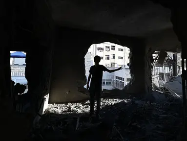 Salah satu warga memeriksa kerusakan sebuah rumah setelah serangan militer Israel di Ramallah, Tepi Barat, Selasa pada 13 Agustus 2024. (Zain JAAFAR/AFP)