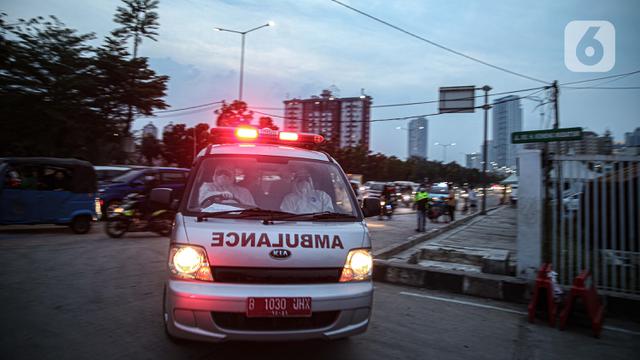 FOTO: Kesibukan Tim Medis Bawa Pasien COVID-19 ke Wisma Atlet