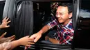 Cagub Petahana, Basuki Tjahaja Purnama (Ahok) menyalami pendukungnya saat meninggalkan kediaman Ketua Umum PDI-P. Megawati Soekarnoputri di Kebagusan, Jakarta, Rabu (15/2). (Liputan6.com/Helmi Fithriansyah)