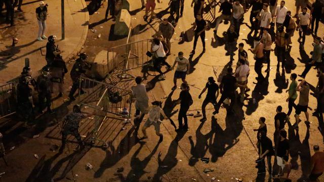 Protes Krisis Ekonomi, Warga Lebanon Bentrok dengan Polisi