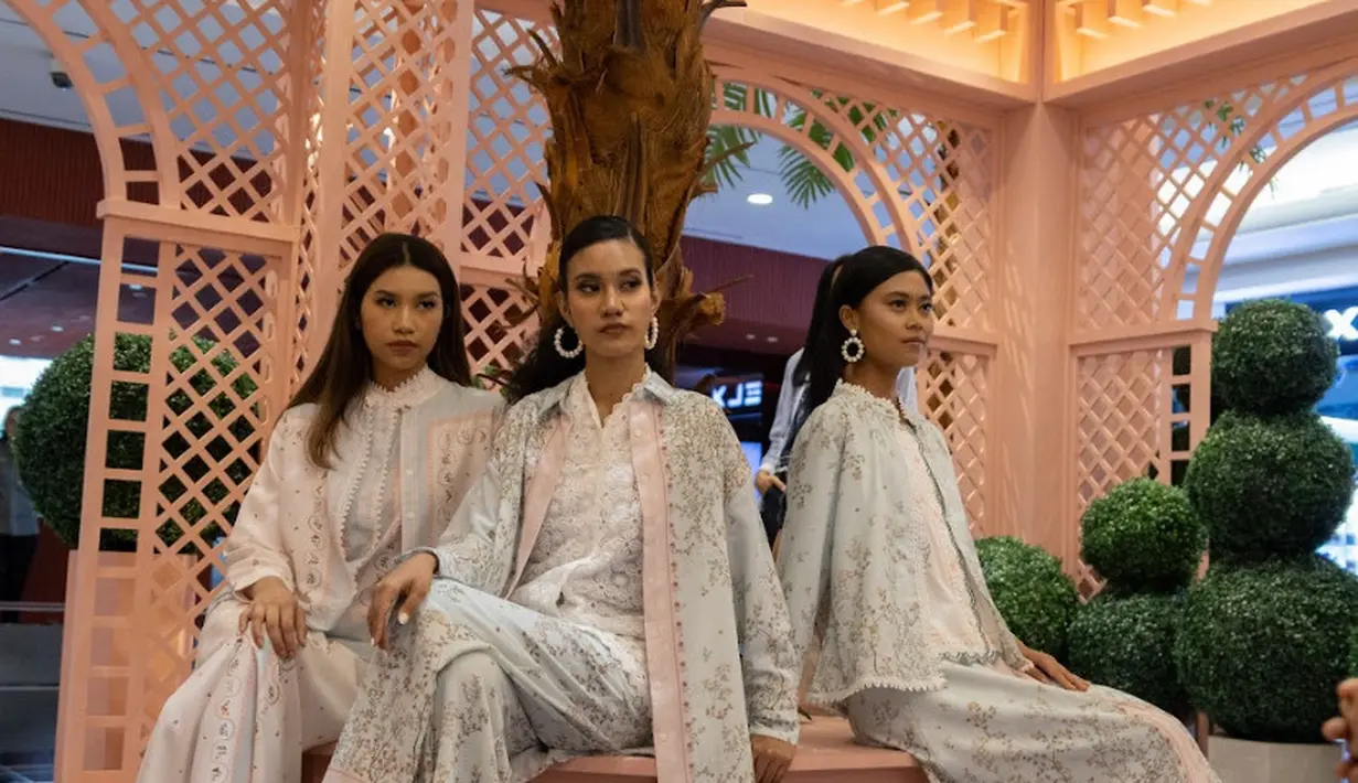 Cotton Ink juga tahun ini meluncurkan koleksi motif floral dengan warna dasar hijau salur pink dan putih. Dengan berbagai model dari luaran, kemeja, celana panjang, dan rok. [dok. Plaza Indonesia]