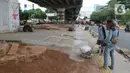 Pekerja menyelesaikan pembangunan Skate Park kolong Flyover Pasar Rebo, Jakarta, Selasa (10/12/2019). Adapun anggaran untuk pembuatan skatepark tersebut sebesar Rp14,3 miliar. (Liputan6.com/Herman Zakharia)