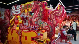 Tahun ini, Imlek yang menandai masuknya Tahun Kuda Api dalam penanggalan zodiak China jatuh pada 17 Februari 2026. Tampak dalam foto, Dekorasi merah untuk menyambut Tahun Baru Imlek dipajang di sebuah pasar di Beijing, China, Rabu 4 Februari 2026. (AP Photo/Vincent Thian)