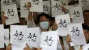 Ratusan dokter membawa kertas saat menggelar aksi protes di dalam sebuah rumah sakit di Hong Kong, Rabu (21/10). Ratusan dokter umum tersebut menuntut kenaikan gaji sejalan dengan kenaikan upah pegawai negeri di kota itu. (REUTERS/Bobby Yip)