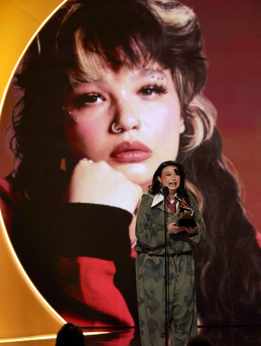 Lola Young mengalahkan Justin Bieber dalam lagu “Daisies,” Sabrina Carpenter lewat “Manchild,” Lady Gaga dalam “Disease,” dan Chappell Roan dengan “The Subway”. Tampak dalam foto, penyanyi sekaligus penulis lagu asal Inggris, Lola Young menerima penghargaan untuk Penyanyi Pop Terbaik di atas panggung Penghargaan GRAMMY ke-68 di Crypto.com Arena, Los Angeles, California, pada 1 Februari 2026. (KEVIN WINTER/GETTY IMAGES NORTH AMERICA/Getty Images via AFP)