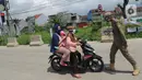 Petugas Satpol PP memberhentikan pengendara motor saat melintasi Pos Pengawasan Larangan Mudik di Cigombong, Bogor, Rabu (29/4/2020). Polres Bogor terus melakukan penyekatan  mencegat pemudik sekaligus PSBB mengantsipasi penyebaran virus Covid-19. (merdeka.com/Arie Basuki)