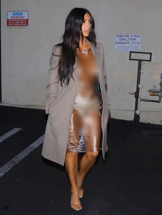Melansir Cosmopolitan.com, Kim yang terlihat sedang keluar dari sebuah restoran Jepang usai menikmati Sushi di Calabasas, California, tampil memakai dress berbahan plastik sehingga bagian depan tubuh Kim benar-benar terlihat. (Doc. Cosmopolitan)