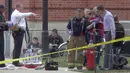 Seorang wanita dievakuasi oleh petugas layanan darurat setelah serangan brutal di Ohio State University, Senin (28/11). Sedikitnya 11 orang cedera setelah seorang pria menyerang dengan mobil dan pisau. (Courtesy of Mason Swires/thelantern.com/via REUTERS)