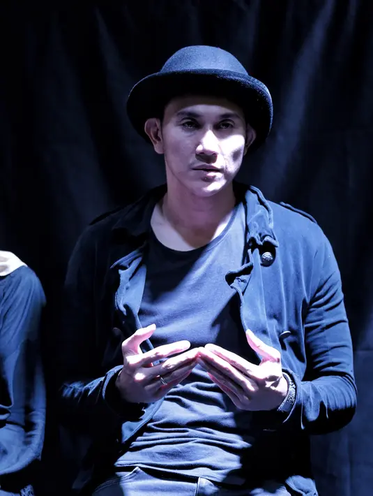 " Yang kita tau kan hanya di Kaset, CD aja, dimusik aja.  Dibalik itu semua kita belum tau kan, itu yang mau kita share," tambahnya. (Adrian Putra/Bintang.com)