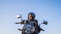 Kulit Sehat Meski Sering Naik Motor, Simak Cara Merawatnya