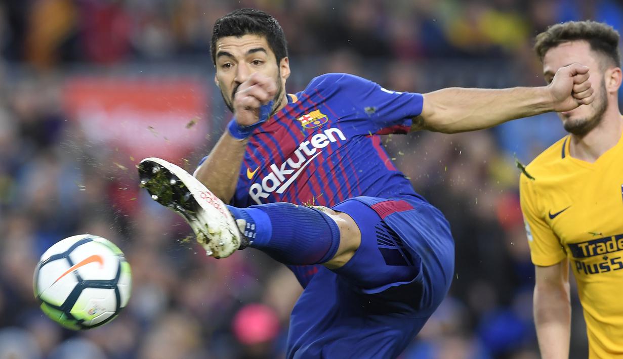 Striker Barcelona, Luis Suarez, melepaskan tendangan saat melawan Atletico Madrid pada laga La Liga Spanyol di Stadion Camp Nou, Barcelona, Minggu (4/3/2018). Barcelona menang 1-0 atas Atletico. (AFP/Lluis Gene)