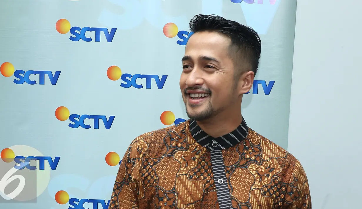 Presenter Irfan Hakim berpose usai jumpa pres HUT SCTV ke-26 di SCTV Tower, Jakarta, (11/8). Menandai hari jadi SCTV ke-26, SCTV akan menggelar "Malam Puncak Perayaan HUT SCTV 26 Satu Untuk Semua" pada rabu (24/8/2016). (Liputan6.com/Herman Zakharia)