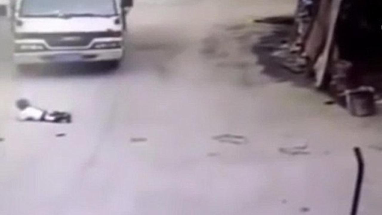 Ngeri, Detik-detik Bocah Hampir Dilindas Truk