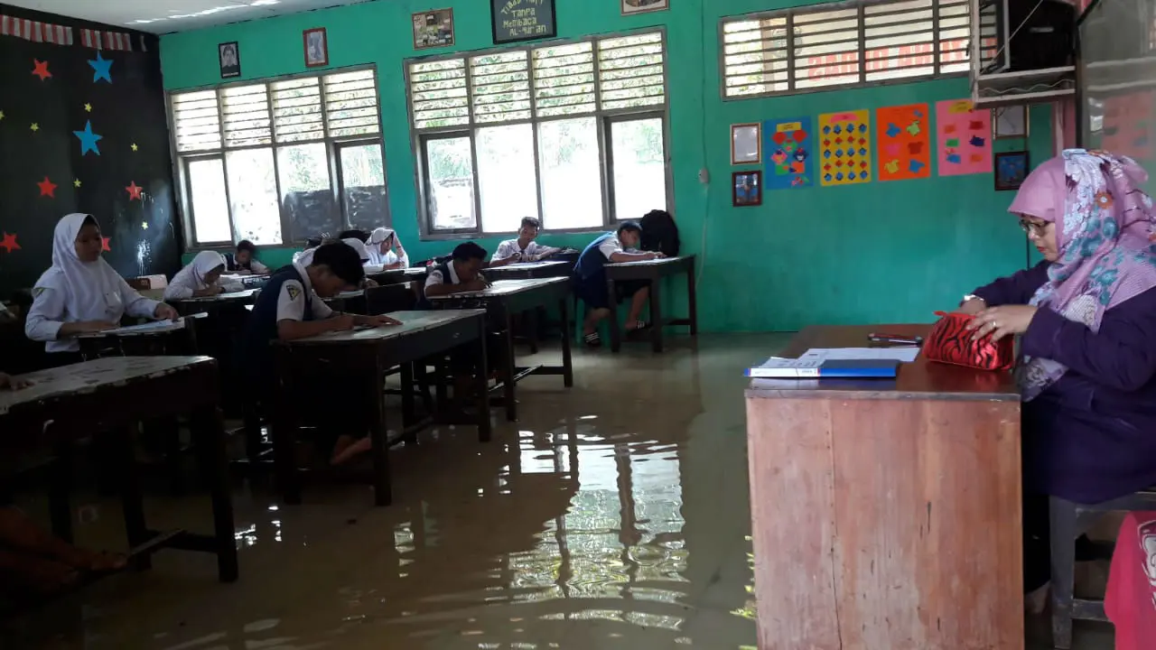 Banjir Indramayu Meluas, Siswa SMP Tetap Ikut USBN