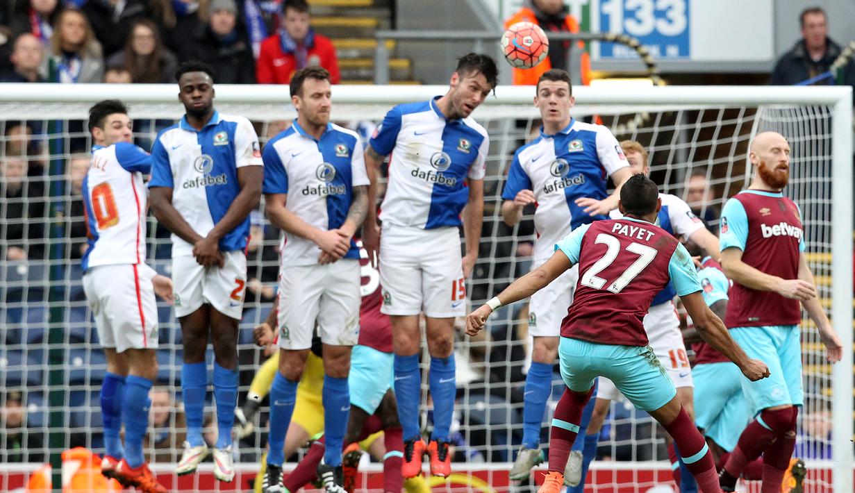 Pemain West Ham United, Dimitri Payet, mencetak gol melalui tendangan bebas ke gawang Blackburn Rovers dalam putaran kelima Piala FA di Stadion Ewood Park, Blackburn, (21/2/2016). (AFP/Lindsey Parnaby)