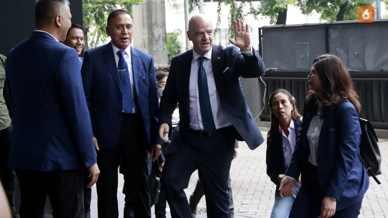 Foto: Presiden FIFA Lanjut Mengunjungi Kantor PSSI, Semobil Bareng Iwan Bule