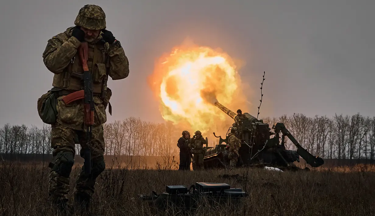 Tentara Ukraina menembakkan sistem artileri Pion ke posisi Rusia dekat Bakhmut, wilayah Donetsk, Ukraina, 16 Desember 2022. Pakta Pertahanan Atlantik Utara atau NATO dan sejumlah pengamat mengungkapkan perang bisa terjadi dalam beberapa bulan, tahun atau bahkan hingga waktu yang tak terbatas. (AP Photo/LIBKOS, File)