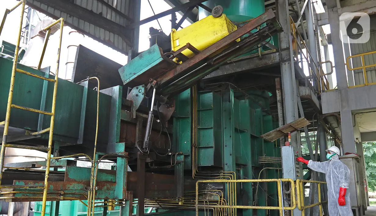 Petugas mengoperasikan mesin incinerator di PT Jasa Medivest, Plant Dawuan, Karawang, Jawa Barat, Kamis (10/12/2020).  Dari bulan Maret hingga bulan Oktober 2020, PT Jasa Medivest telah memusnahkan lebih dari 500 ton limbah B3 medis infeksius Covid-19. (Liputan6.com/Herman Zakharia)