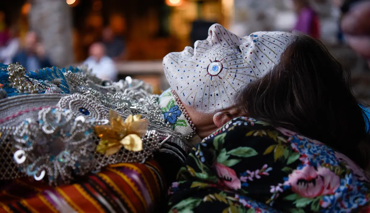 Wanita Kosovo, Sheqerie Buqaj menerima lukisan wajah tradisional di Desa Kukaj, Kosovo, Rabu (5/9). Saat ini, hanya tersisa Aziza Sefitagic (70) yang masih mempersiapkan pengantin wanita sesuai dengan tradisi. (ARMEND NIMANI/AFP)