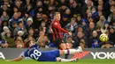 Gelandang Bournemouth, Ryan Fraser, berebut bola dengan bek Chelsea, Reece James, pada laga Premier League di Stadion Stamford Bridge, London, Sabtu (14/12). Chelsea kalah 0-1 dari Bournemouth. (AFP/Olly Greenwood)