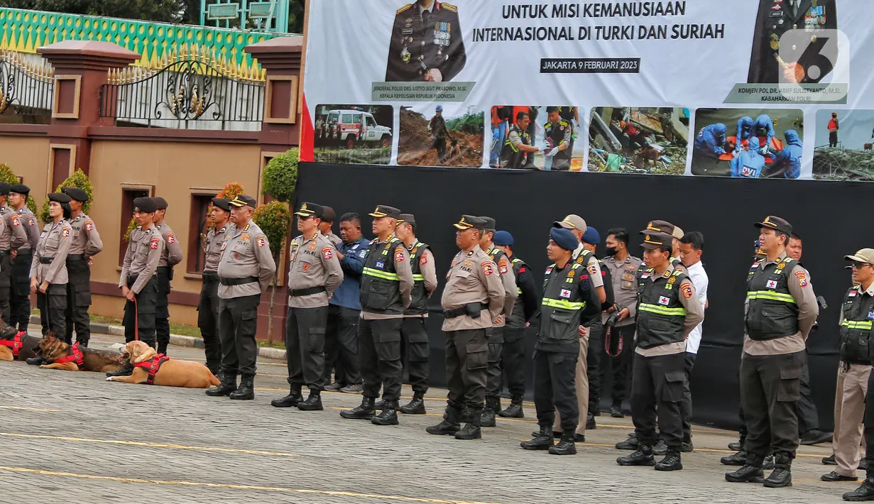 Team Polri untuk misi kemanusiaan internasional di Turki dan Suriah saat apel pelepasan di Mabes Polri Jakarta, Kamis (9/2/2023). Polri mengirimkan bantuan sebanyak 26 orang personel untuk misi kemanusiaan internasional gempa Turki dan Suriah, dengan tiga unsur yakni tim medis, DVI, dan K9. (Liputan6.com/Angga Yuniar)