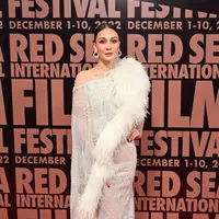 Hadiri Red Sea International Film Festival, tampilan Luna Maya glamor tiada tara. [Foto: Chopard]