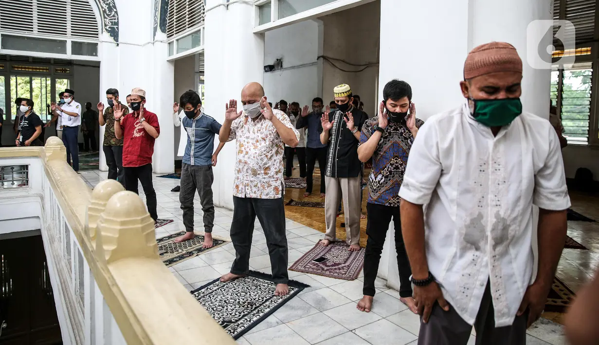 Umat Islam menunaikan salat Jumat berjemaah dengan menerapkan jaga jarak di Masjid Cut Meutia, Jakarta Pusat, Jumat (5/6/2020). Masjid Cut Meutia kembali menyelenggarakan ibadah salat Jumat dalam masa PSBB transisi dengan menerapkan protokol kesehatan secara ketat. (Liputan6.com/Faizal Fanani)