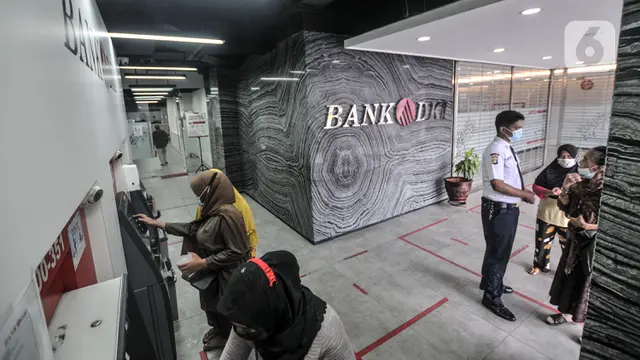 FOTO: Antrean Warga Cairkan BST di ATM Bank DKI