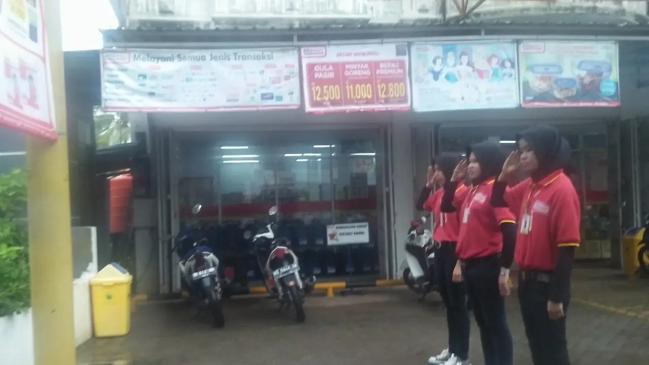 Karyawan Hormat Tiang Besi hingga Basah Kuyup, Apa Kata Disnaker?
