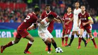 Pemain Sevilla, Nolito berebut bola dengan pemain Liverpool, Joe Gomez pada laga kelima Grup E Liga Champions di Stadion Ramon Sanchez Pizjuan, Rabu (22/11). Liverpool dan Sevilla bermain imbang 3-3. (AP/Miguel Morenatti)