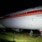 Pesawat Garuda Indonesia keluar landasan di Bandara Sultan Hasanuddin Makassar. (Liputan6.com/Fauzan)