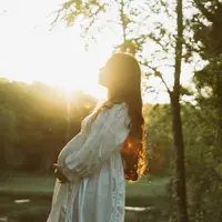 ibu hamil sedang menjemur di bawah sinar matahari. credits: pexels.com/brunoabdiel.