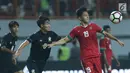 Pemain depan Timnas Indonesia U-19, Hanis Saghara Putra (kanan) berebut bola dengan pemain Thailand U-19 pada laga persahabatan di Stadion Wibawa Mukti, Cikarang, Jawa Barat, Minggu (8/10). Indonesia menang 3-0. (Liputan6.com/Helmi Fithriansyah)