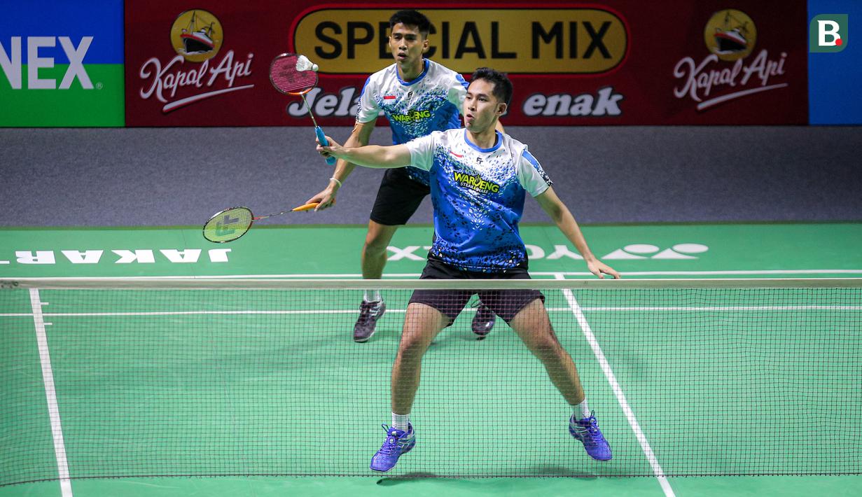 Pebulu tangkis ganda putra Indonesia, Sabar Karyaman Gutama/Moh Reza Pahlevi saat bertanding melawan pasangan Chinese Taipei, Lee Jhe-Huei/Yang Po-Hsuan pada babak perempat final Indonesia Open 2024 di Istora Senayan, Jakarta, Sabtu (07/06/2024). (Bola.com/Bagaskara Lazuardi)