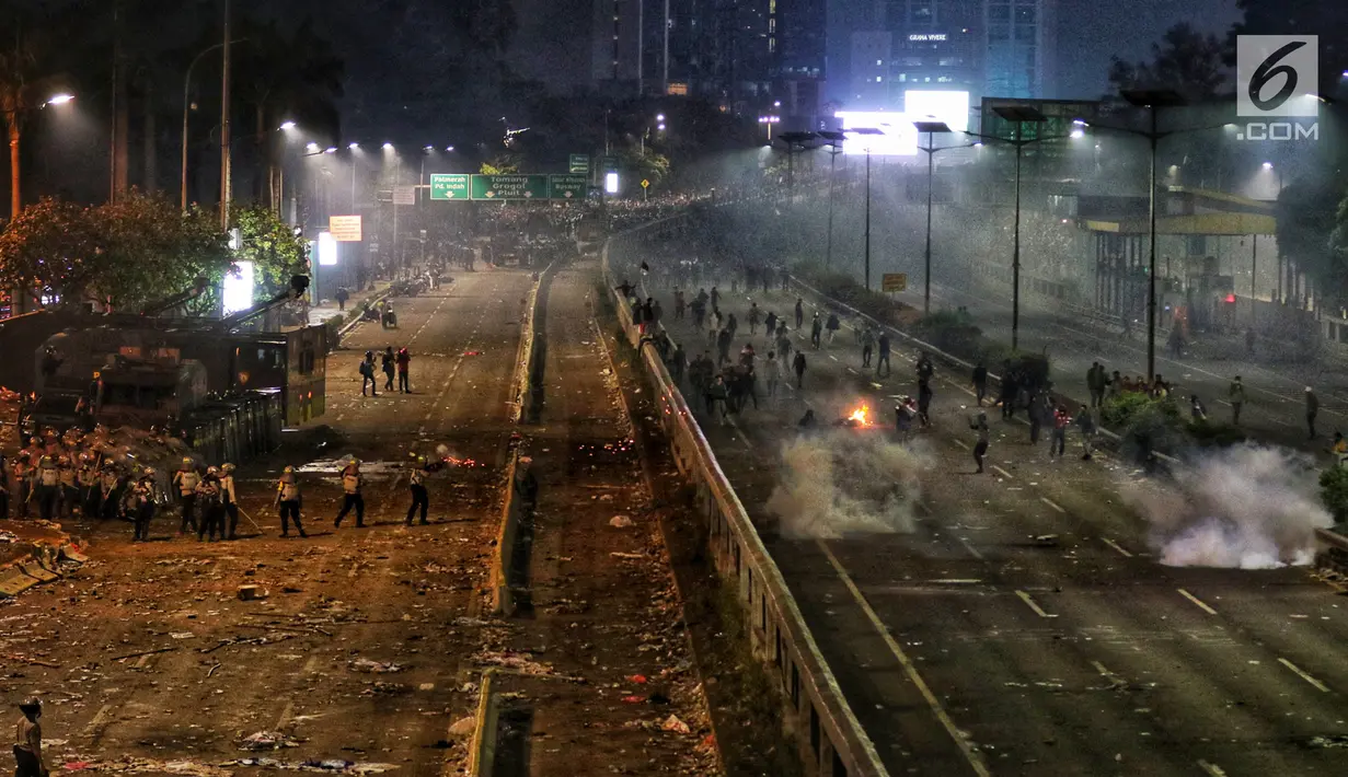 Suasana Jalan Tol Dalam Kota dan Jalan Gatot Soebroto pascademonstrasi mahasiswa di depan Gedung DPR/MPR, Jakarta, Selasa (24/9/2019). Demonstrasi mahasiswa di depan Gedung DPR RI berujung ricuh, polisi menembakkan gas air mata dan water cannon untuk membubarkan demonstran. (Liputan6.com/JohanTallo)