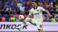 Filip Kostic bermain impresif di sisi kiri serangan Eintracht Frankfurt. Pemain berkebangsaan Serbia itu konsisten meneror pertahanan Glasgow Rangers dengan mengirim 20 umpan silang. Kostic juga berandil besar atas gol penyeimbang Frankfurt yang dicetak oleh Borre lewat assistnya. (AFP/Javier Soriano)